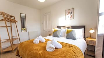 2 bedrooms, desk, iron/ironing board, free WiFi