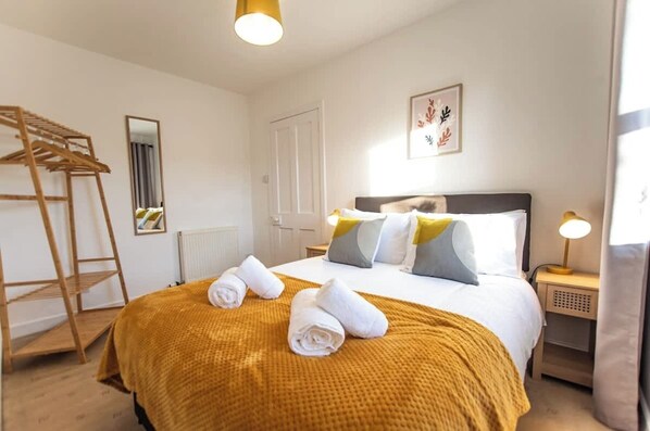 2 bedrooms, desk, iron/ironing board, free WiFi - Beach House - 2 Bedrooms. Close to Beach & NC500 (Thurso)