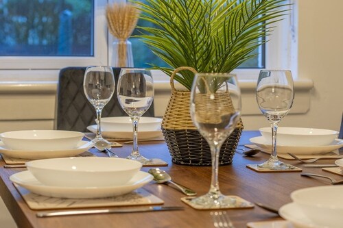 Modern 3 Bed House East Kilbride. Close to Motorway