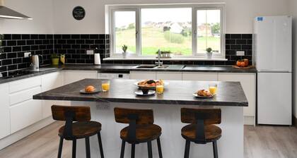 Stunning 4 Bed House Airdrie. Close to Glasgow!