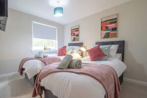 2 bedrooms, iron/ironing board, internet, bed sheets - Hawick House - Stylish 2-Bed in Coatbridge. (North Lanarkshire)