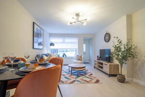 Dining - Hawick House - Stylish 2-Bed in Coatbridge. (North Lanarkshire)