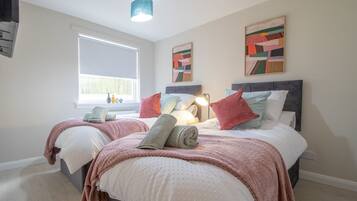 2 bedrooms, iron/ironing board, Internet, bed sheets