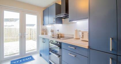 Stylish 2-Bed in Coatbridge. Close to Motorways.