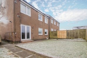 Exterior - Hawick House - Stylish 2-Bed in Coatbridge. (North Lanarkshire)