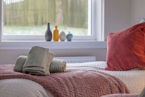 2 bedrooms, iron/ironing board, internet, bed sheets