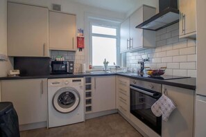 Fridge, microwave, oven, stovetop - Kerr Apartment - Spacious 4-Bed Flat in Hamilton (Hamilton)
