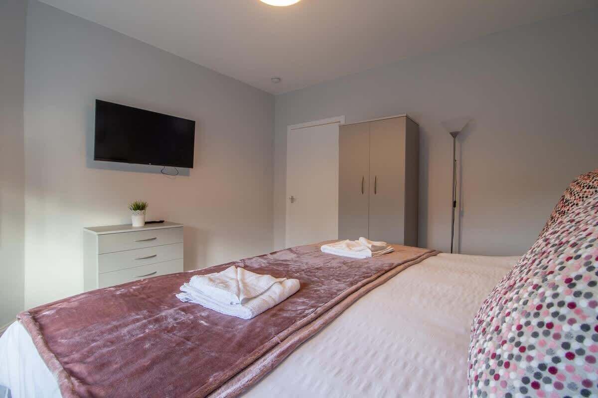 Iron/ironing board, free WiFi, bed sheets