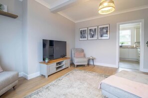 TV - Westlea House - Spacious 3-Bed Home in Airdrie (Airdrie)