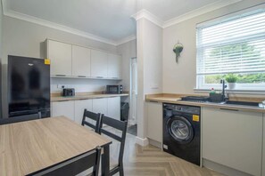 Fridge, microwave, oven, stovetop - Westlea House - Spacious 3-Bed Home in Airdrie (Airdrie)