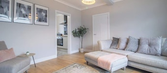 Westlea House - Spacious 3-Bed Home in Airdrie