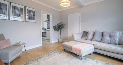 Westlea House - Spacious 3-Bed Home in Airdrie