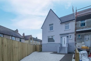 Exterior - Westlea House - Spacious 3-Bed Home in Airdrie (Airdrie)
