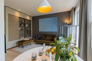 Curious City Apartment | Aire de séjour | Téléviseur à écran plat