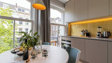 Curious City Apartment | Cozinha privada | Chaleira elétrica
