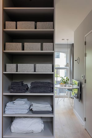 1 habitación, cortinas blackout y tabla de planchar con plancha