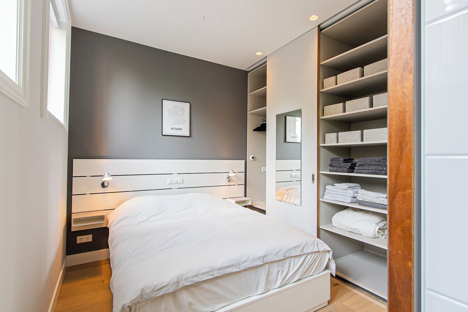 1 slaapkamer, verduisterende gordijnen, een strijkplank/strijkijzer