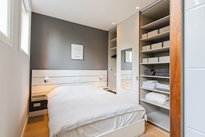 1 habitación, cortinas blackout y tabla de planchar con plancha