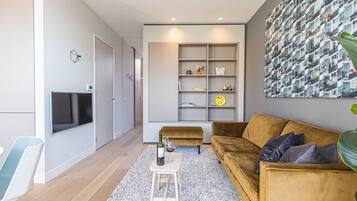 Darling City Apartment | Ruang tamu | TV skrin rata