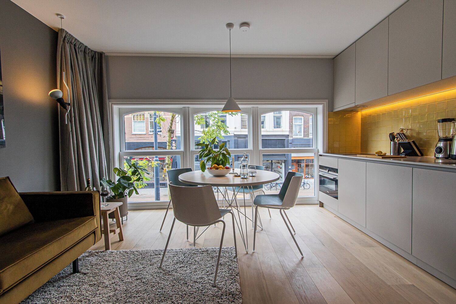 Bold City Apartment | Woonruimte | Een flatscreentelevisie