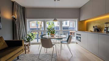Bold City Apartment | Woonruimte | Een flatscreentelevisie