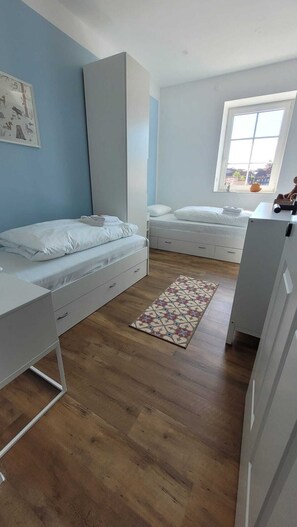 3 habitaciones, tabla de planchar con plancha y cuna de viaje