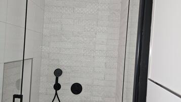 Dusche, Handtücher, Seife, Toilettenpapier