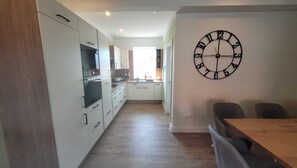 Een koelkast, een microgolfoven, een oven, een kookplaat