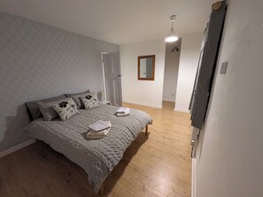 1 habitación, tabla de planchar con plancha y ropa de cama