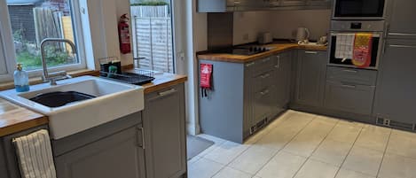 House | Private kitchen | Fridge, microwave, oven, stovetop