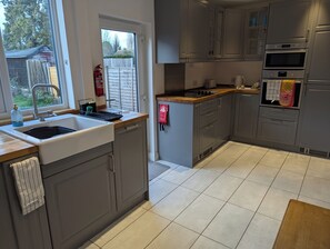 Hus | Eget kjøkken | Kjøleskap, mikrobølgeovn, ovn og kokeplater