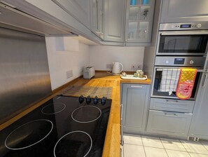 Hus | Eget kök | Kylskåp, mikrovågsugn, ugn och spishäll