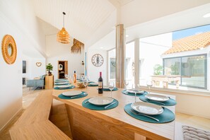 In-room dining - Villa Sapphire (Albufeira)