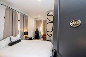 1 bedroom, iron/ironing board, WiFi, bed sheets - Steps to Bathhouses, Restaurants Heart of Downtown (Hot Springs)