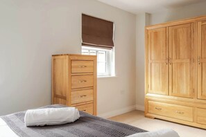Tabla de planchar con plancha, wifi gratis y ropa de cama 