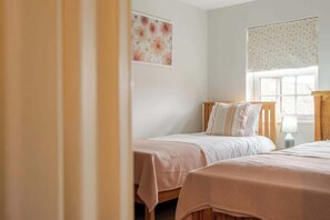 Iron/ironing board, free WiFi, bed sheets - Comfy & stylish 4 bed house (Bedford)