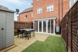 Outdoor dining - Comfy & stylish 4 bed house (Bedford)