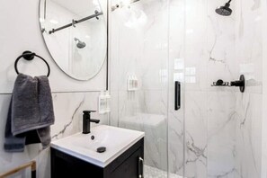 Dusche, Haartrockner, Handtücher, Seife