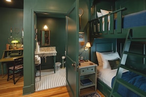 Enkeltrom – standard | Blendingsgardiner, strykejern/-brett, wi-fi (inkludert) og sengetøy