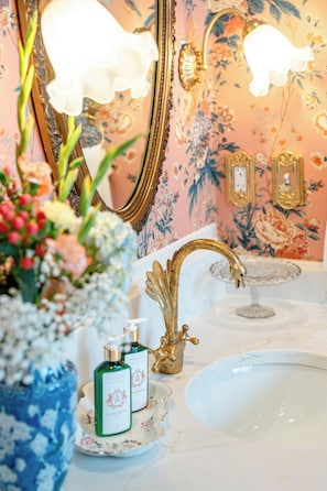 Suite – premium, byutsikt | Bad | Hårføner, håndklær, såpe og sjampo