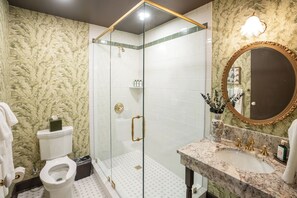 Standard Single Room | Bathroom | Hair dryer, towels, soap, shampoo - The Aldenberg Hotel (Versailles)