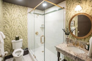 Habitación individual estándar | Baño | Secador de pelo, toallas, jabón y champú