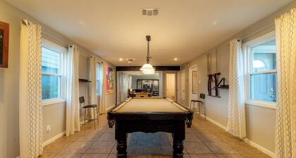 New 5 Bed/Lakefront/Boat dock/Game room/Guest House.