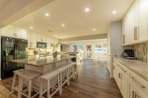 New 5 Bed/Lakefront/Boat dock/Game room/Guest House.