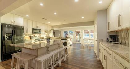 New 5 Bed/Lakefront/Boat dock/Game room/Guest House.
