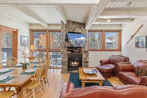 Smart TV, fireplace - Town & Trail Retreat Patio, Lift 7 + Hot Tubs Access 3Br, 2Ba, Sleeps 8 (Telluride)