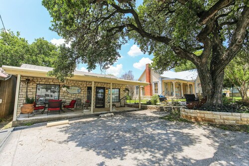 Charming 2-bedroom cottage with AC, WiFi in Marble Falls
