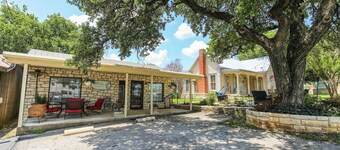 Charming 2-bedroom cottage with AC, WiFi in Marble Falls