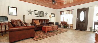 Charming 2-bedroom cottage with AC, WiFi in Marble Falls