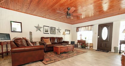 Charming 2-bedroom cottage with AC, WiFi in Marble Falls